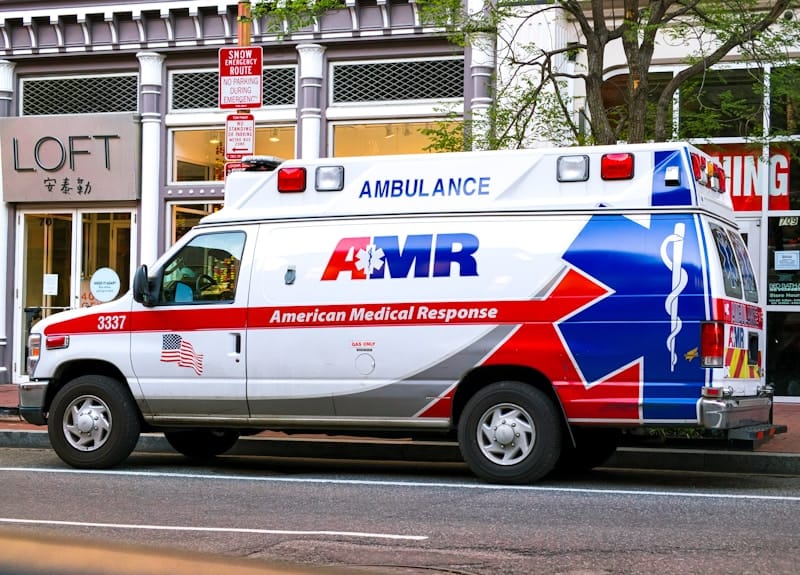 Ambulance emergency lights — knowing Colombia's emergency numbers could save your life