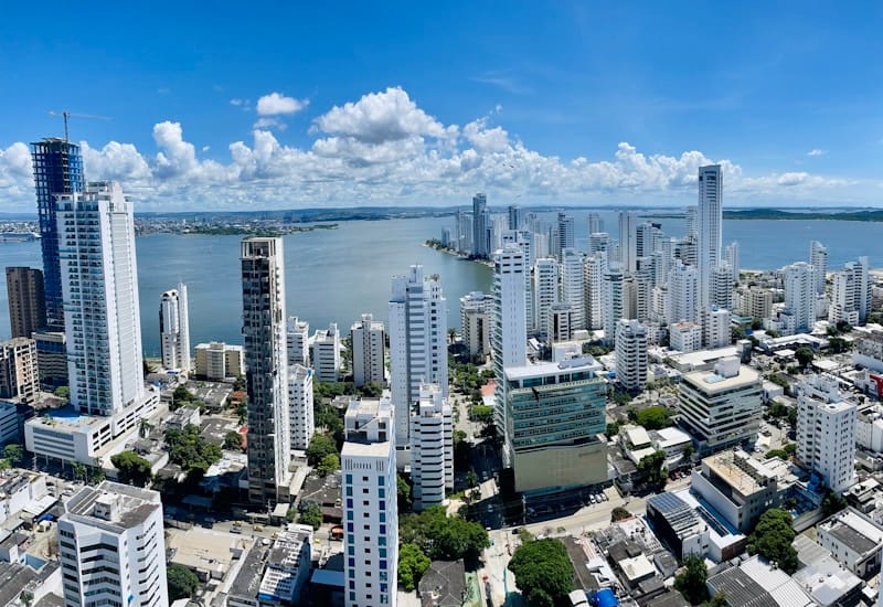 Vista del frente de mar de Bocagrande, Cartagena, Colombia, con edificios de apartamentos frente al océano