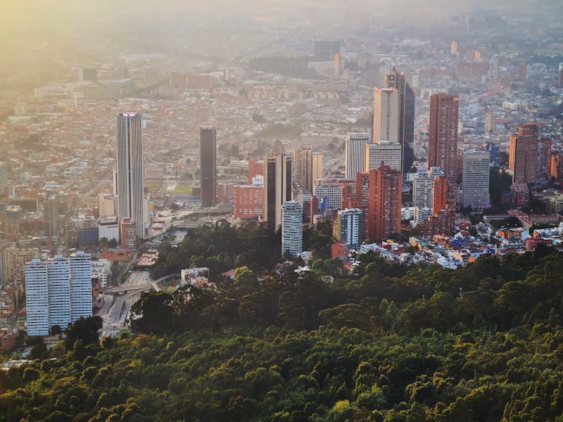 Vista aérea de Bogotá con edificios y zonas verdes — Chapinero en primer plano