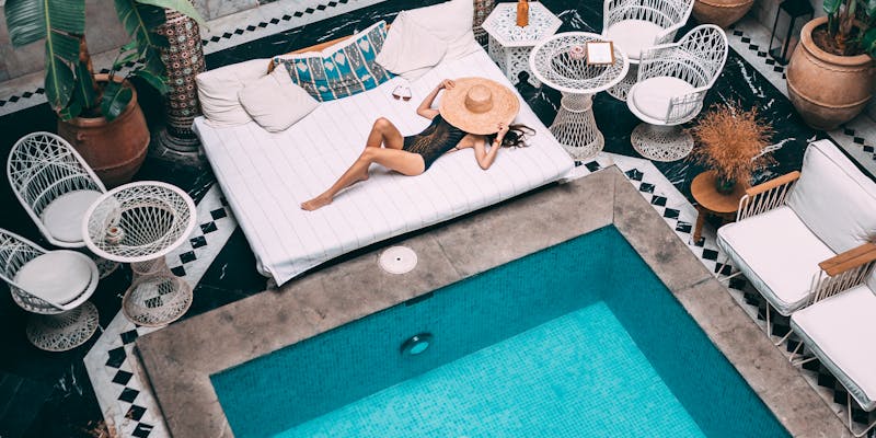 Colombian street scene — no dar papaya safety awareness for expats