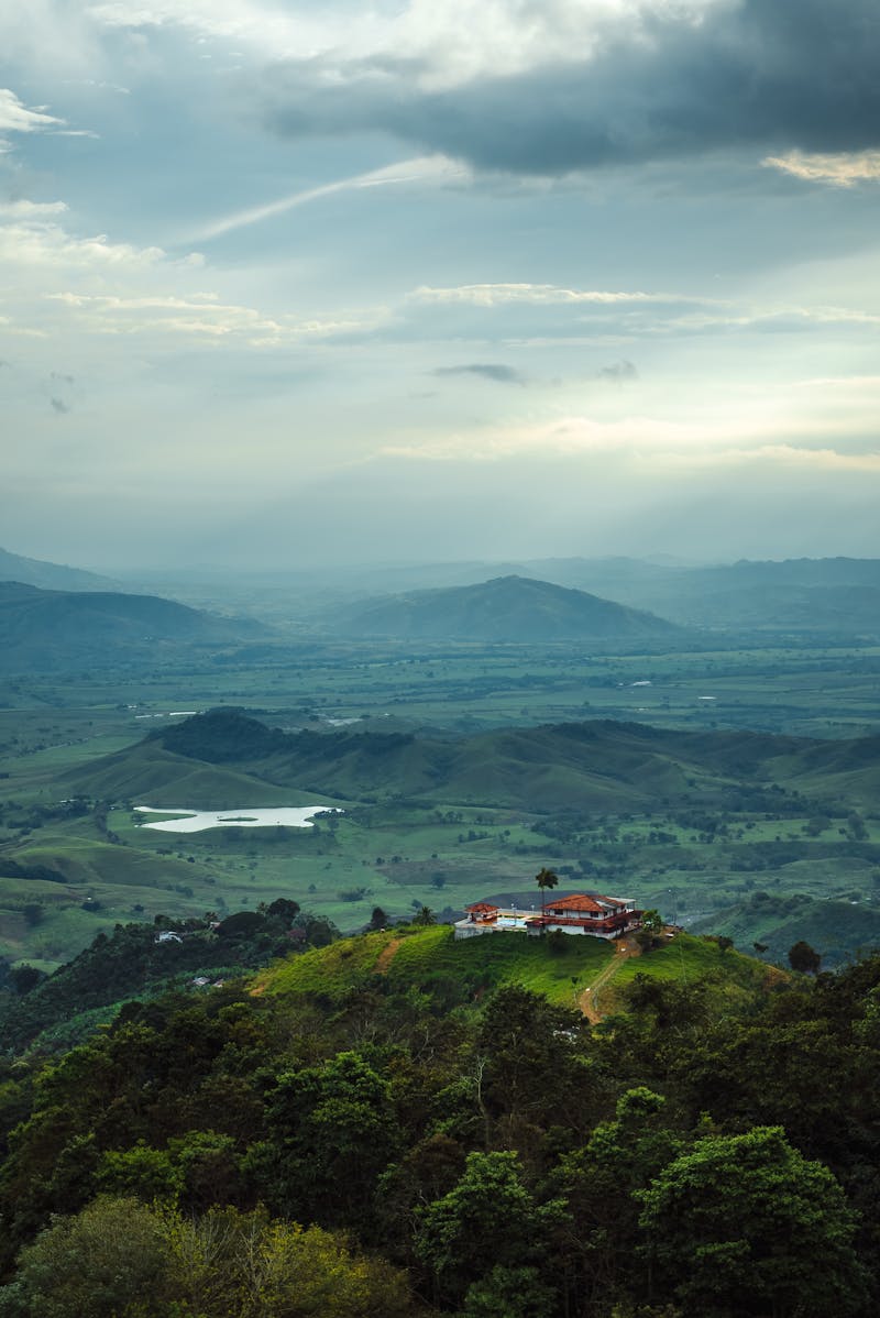 Vista aérea de paisaje rural en Colombia con finca entre montañas verdes