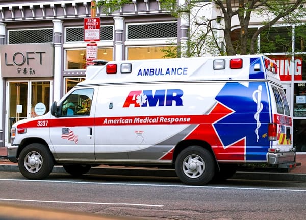 Ambulance emergency lights — knowing Colombia's emergency numbers could save your life