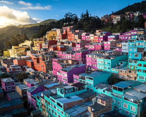 Vista aérea de casas coloridas en Bogotá, Colombia — guía de arriendo sin fiador