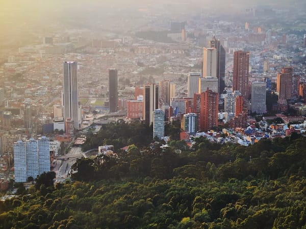 Vista aérea de Bogotá con edificios y zonas verdes — Chapinero en primer plano