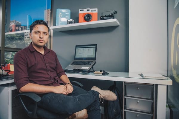 Emprendedor colombiano trabajando en su oficina en Medellín