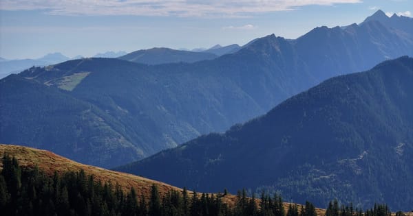 Paisaje de montañas en Colombia — fincas con vista al atardecer.