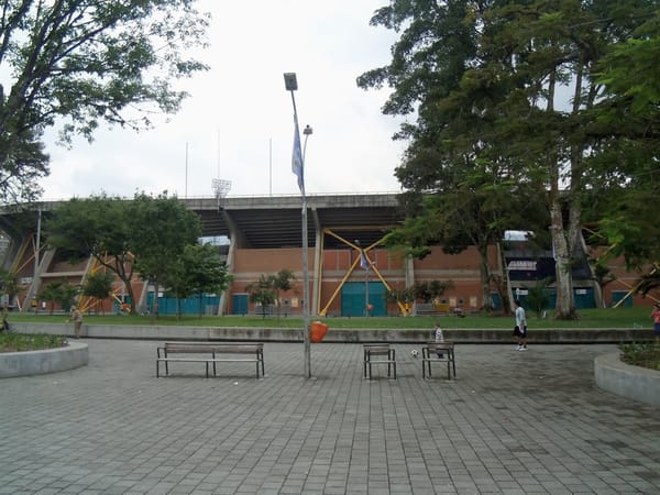 Vista aérea de Laureles-Estadio, Medellín — barrio arborizado con edificios de baja altura